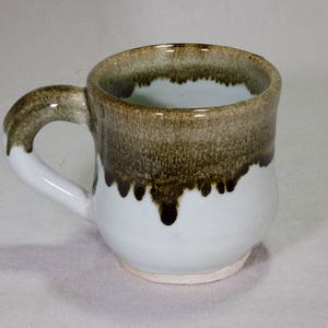 Schwarz-weiße handgemachte Keramiktasse aus Steinzeug mit Hasenfellüberglasur