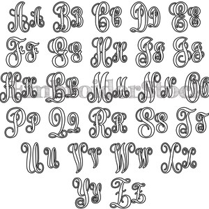 Op de afbeelding: Een set van hoofdletters in een decoratief handschrift. De letters zijn zwart omlijnd en alfabetisch gerangschikt.