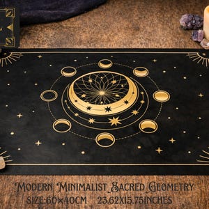 Pode incluir: Tapete de tarot preto com design celestial dourado, incluindo luas, estrelas e um padrão geométrico central. O tapete mede 60 x 40 cm e apresenta o texto "Tarot Spiritual Mats" e "Modern Minimalist Sacred Geometry".
