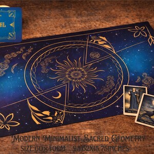 Peut inclure: Un tapis de Tarot bleu et or avec un motif céleste, représentant un soleil, une lune et des étoiles. Le tapis mesure 60 x 40 cm et comprend deux cartes de Tarot. Le texte indique "Tarot Spiritual Mats" et "Modern Minimalist Sacred Geometry."
