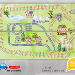 Puede incluir: Alfombra de juego de acuarela para mesa de tren, con un paisaje verde con carreteras, vías de tren, casas, árboles y montañas. La alfombra mide 121 x 81cm y está dividida en dos partes. Incluye un gráfico de coche azul y texto.