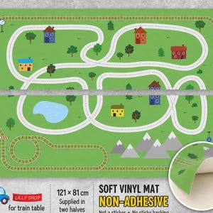 Pode incluir: Um tapete de jogo de vinil macio verde para mesa de comboio, medindo 121 x 81 cm, fornecido em duas metades. O tapete apresenta uma linha de comboio impressa, casas, árvores, um lago e montanhas. É não adesivo e sem verso colante.