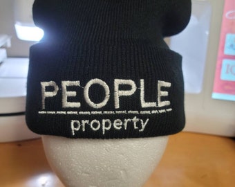 Personas sobre la propiedad bordada gorro