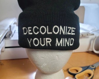 Descoloniza tu mente gorro bordado