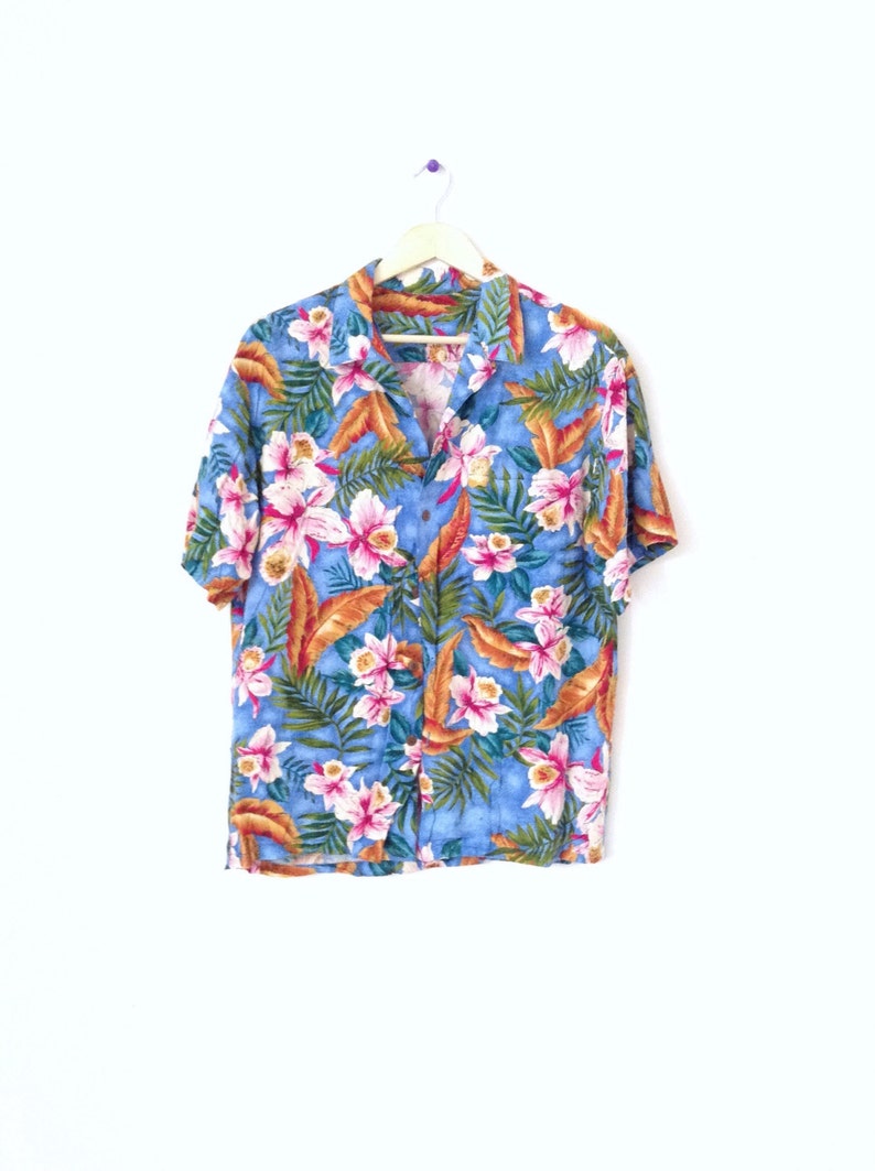 Island paradise Hawaii top with pink Hibiscus and real coconut buttons. Vintage blue hawaiian shirt