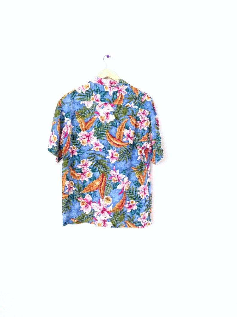 Island paradise Hawaii top with pink Hibiscus and real coconut buttons. Vintage blue hawaiian shirt