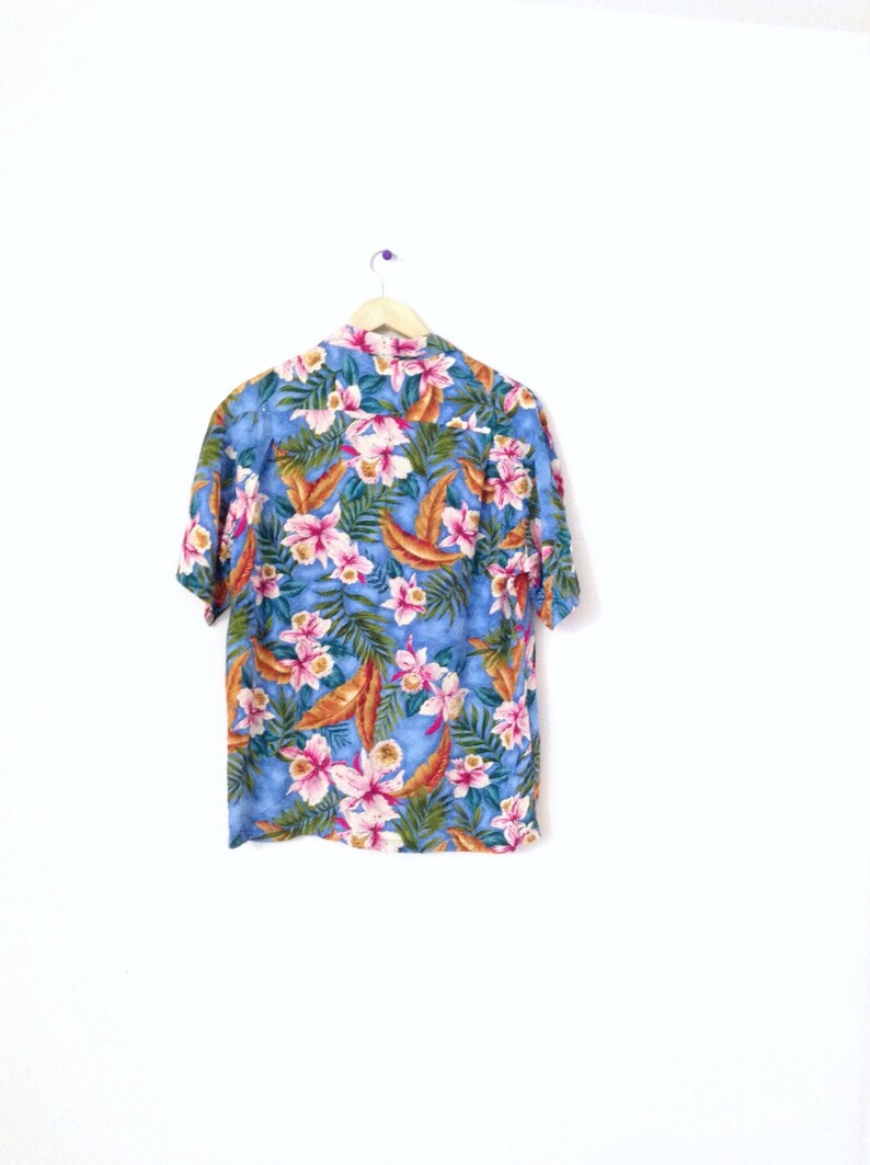 Island paradise Hawaii top with pink Hibiscus and real coconut buttons. Vintage blue hawaiian shirt