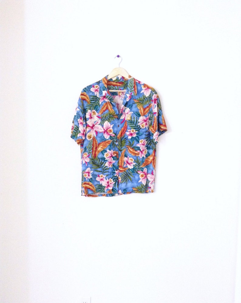 Island paradise Hawaii top with pink Hibiscus and real coconut buttons. Vintage blue hawaiian shirt