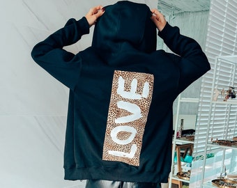 Cardigan à capuche noir avec timbre d’amour léopard, cardigan noir, cadeau de Saint-Valentin, sweat à capuche chaud, sweat à capuche personnalisé, cadeau pour elle