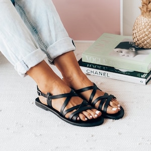 Sandalen met bandjes, comfortabele schoenen, zwarte damesflats, zwarte Griekse lederen sandalen, gladiatorsandalen, cadeau voor haar