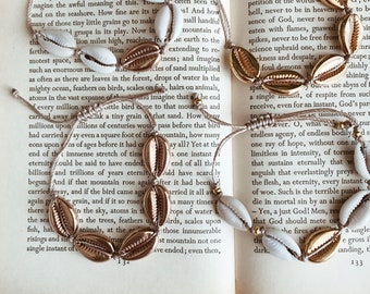 White cowrie shells bracelet with one metallic shell in gold,silver ,rose gold or black