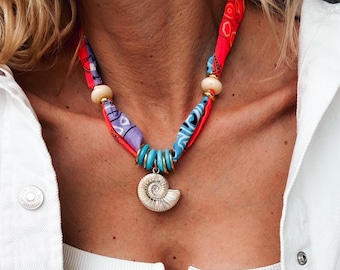 Neon bandana sjaal ketting met Nautilus-bedel – handgemaakte kleurrijke statement sieraden, strandsieraden, cadeau voor haar, oceaan boho-sieraden