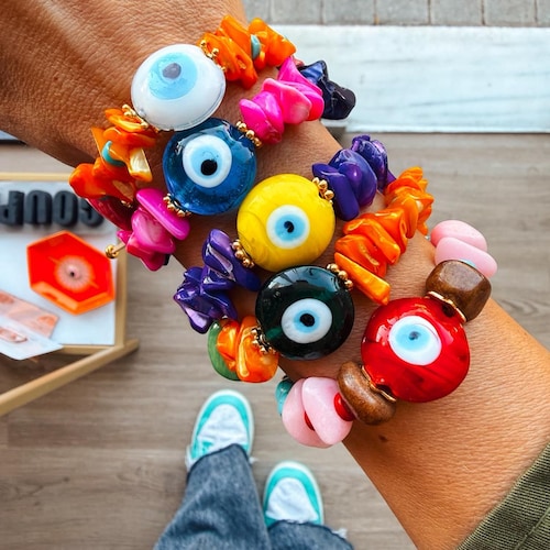 Bracelet mauvais œil arc-en-ciel, pierre semi-précieuse, macramé réglable | Idée cadeau pour elle | Nous expédions les frais de livraison aux États-Unis