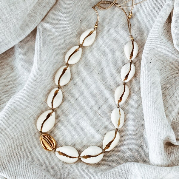 Weiße Kauri Muschel Choker Halskette, Gold, Schwarz oder Silber Muschel Detail, natürliche Muschel Halskette, Geburtstagsgeschenk, Sommer Halskette