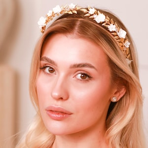 Golden leaf bridal tiara Flower bridal halo Laurel wedding crown Gold leaf headpiece Boho hair accessory Boho bridal tiara