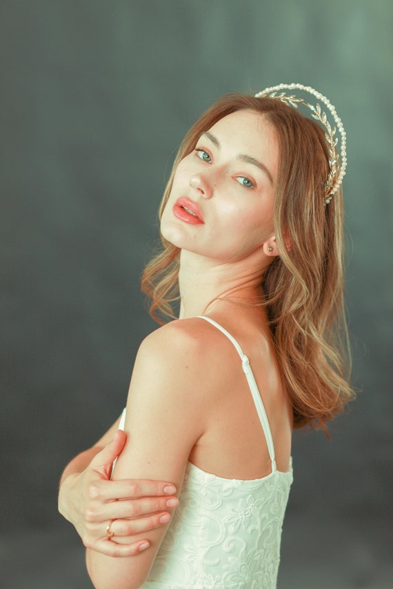 Leaf wedding crown Crystal halo with pearls Gold bridal tiara Bridalcrystal halo Wedding tiara Leaf crown for bride