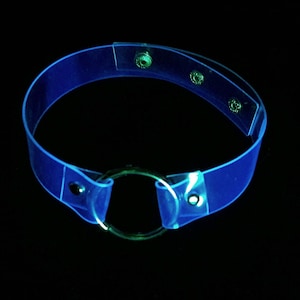 UV reactive clear vinyl choker with 3 cm O-ring – transparent holographic collar glowing under blacklight – cyber y2k goth industrial rave