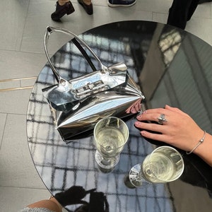 Super Trendy Metallic Galactic Silber Tasche Spiegeleffekt Glänzendes Outfit Vegan Elegante Clutch Abend Geldbörse Geschenk