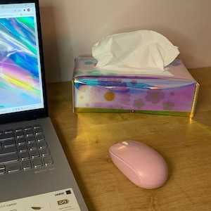 Caja de pañuelos, holográfica iridiscente, dispensador de pañuelos, soporte para caja de pañuelos, lindo kawaii, vinilo, K-pop, decoración vegana para el hogar, fácil de limpiar, sirena