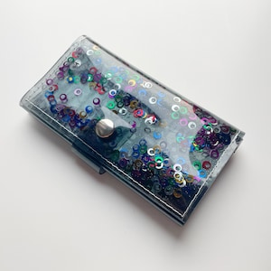 Black jelly wallet, travel wallet, holographic glitter, circle rainbow confetti, 90s nostalgia, y2k outfit, rave girls, gift for teens
