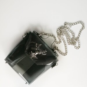 Schwarze transparente kleine Crossbody mit magischen Hirschmetallarbeiten, gerauchte klare Vinyl niedliche Kettentasche, Retro-Vintage-Stil, einzigartige Tasche, vegane Tasche