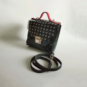 Bolso negro único, con ojales y ojales, estilo punk, moda industrial, bolso mediano elegante hecho a mano, bolso mensajero brillante, bolso de gelatina.