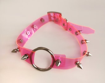 Collier ras-de-cou rose en vinyle à pointes, réactif aux UV, style rave, avec anneau en O, accessoire gothique punk Y2K, idéal pour les soirées en club.