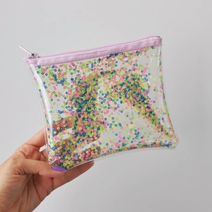 Pastelkleurige confetti-vinyltas – handgemaakte roze tas met ritssluiting met doorzichtige laag en kleurrijke cirkelglitter, uniek cosmetica-doosje of kaartdoosje