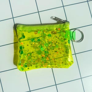 Lebhafter Neon Gelb UV Beutel Cosmic Glitter Monde Sterne Regenbogen Reißverschluss Schlüsselanhänger Vegan Geschenk