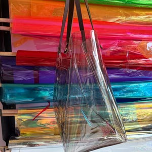 Bolso grande de PVC para compras, bolso estructurado de vinilo gris de edición limitada, bolsa transparente, política de bolsos para estadios y conciertos, estilo urbano moderno alternativo. imagen 3