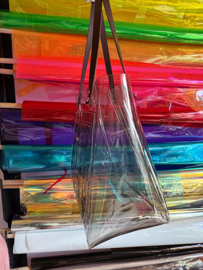 Bolso grande de PVC para compras, bolso estructurado de vinilo gris de edición limitada, bolsa transparente, política de bolsos para estadios y conciertos, estilo urbano moderno alternativo. imagen 3