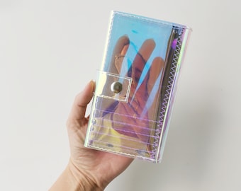 Cartera holográfica transparente, tarjetero mediano de vinilo, accesorios bonitos para mujer, estética de los 90, marca de ropa urbana juvenil, diseño elegante y vegano.