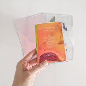 Housse de passeport holographique sirène cadeau végétalien irisé voyageur arc-en-ciel accessoire fait main en vinyle rose brillant unique