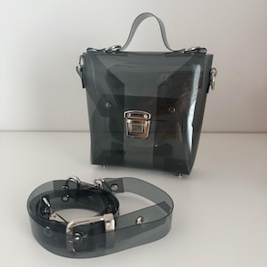 Sac porte-documents élégant en vinyle fumé, sac à main noir transparent végétalien minimaliste à bandoulière réglable, moderne, chic et durable, unisexe