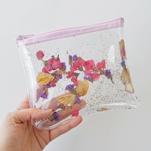 Rosa und lila Blumen, Gold-Glitzer-Reißverschluss, Make-up-Tasche, Reisetasche, einzigartige Kosmetiktasche, Naturkosmetiktasche, Vegan, Vinyl