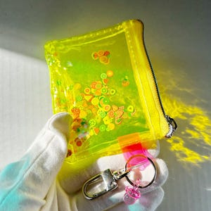 Lebendiges Neon Gelbes Vinyl Etui - UV-reaktiv, Regenbogen-Reißverschluss, Fimo Frucht Konfetti, Schlüsselanhänger Charm, anpassbare Geschenkoption!