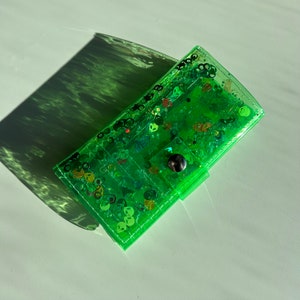 Carteira feita à mão, cabeça de alienígena - anel brilhante com glitter, única e chamativa - presente perfeito para adolescentes! Nostalgia dos anos 90, moda festiva, ideia de presente