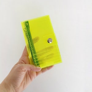 Portefeuille moyen, portefeuille de poche jaune néon, joli portefeuille, accessoires en vinyle, années 90, petit sac à main brillant, design unique, fille grunge, style rave