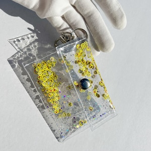 Transparente Vinyl Tasche mit Fimo Konfetti Emoji - Spaß, kompakte Geldbörse für Karten Schlüsselanhänger, perfekt für Festivals & den täglichen Gebrauch!