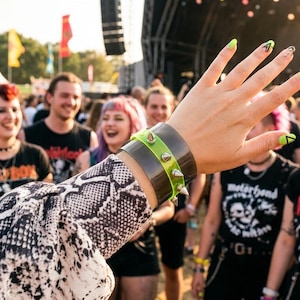 Pulsera rígida de vinilo negro transparente con pinchos, color amarillo neón, reactiva a los rayos UV, estilo punk ciberpunk, pieza llamativa de diseño europeo.