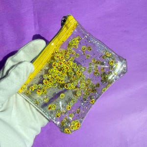 Y2K Emoji Konfetti Beutel 12 x 9 cm - durchsichtige Vinyl Festival Tasche mit gelbem Ombre-Reißverschluss, 90er Jahre inspirierter Kartenhalter für lustige Sommer-Outfits