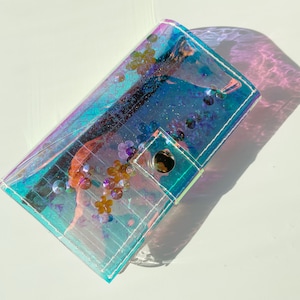 Prado holográfico, billetera de jardín secreto, estilo ciberpunk, estética kpop, flores de diamantes de imitación, nostalgia de los 90, Y2K, Barbiecore, grunge, brillante.