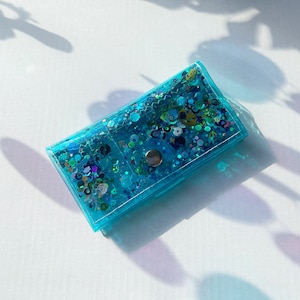 Crazy Glitter Geldbörse - Handgemachte Blau-Türkis Vinyl & Glitzer | Unikat 90er Jahre Nostalgie | Vegan, ethisch und funktionell | für Festival-Leute