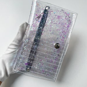 Sparkle and Shine met onze Crystal Glitter-portemonnee: de perfecte mix van stijl en functionaliteit! Chequeboek en 18 kaarten!
