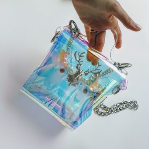 Holografisch durchsichtige kleine Umhängetasche mit Hirsch Metallverzierung, Retro Stil Meerjungfrau Handtasche, vegane einzigartige Umhängetasche, irisierende Tasche