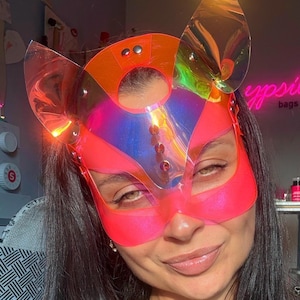 Pinkfarbene Festival-Cyberkatzenmaske mit holografischen Ohren, UV-reaktiv, verstellbar, vegan, Anime-Streamer-Gadget