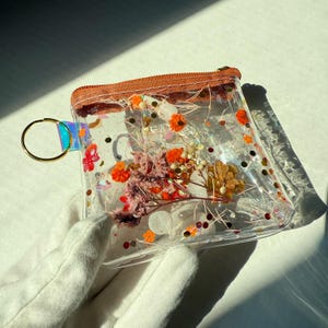 Glitzernder Vinyl Beutel - Brieftasche - Rostiger Reißverschluss & goldene Akzente - Kristall, Floral - Konfetti gefüllt - 90er Jahre Rave Stil - Handgemachtes veganes einzigartiges Geschenk