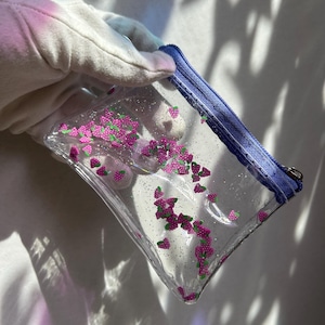Bolsa de vinilo con confeti brillante, uvas y purpurina holográfica: ¡ideal para el metro y regalos! Cartera sencilla y rápida, con un toque nostálgico de los 90.