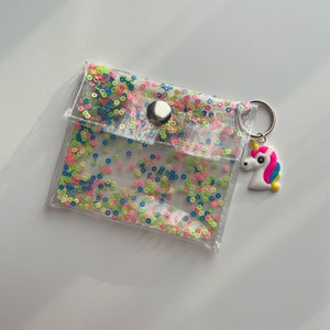 Petit portefeuille élégant en vinyle avec empiècements pastel et breloque licorne - Parfait pour les festivals et les voyages !