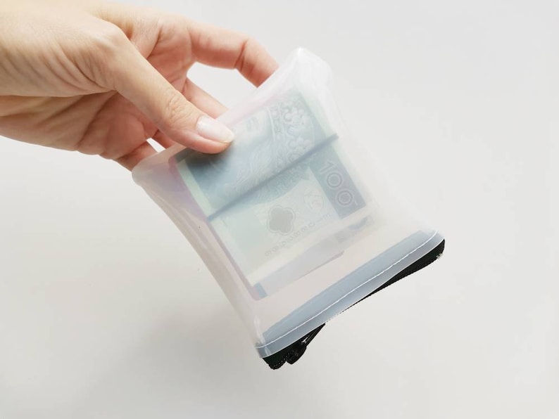 Puede incluir: Una bolsa de pl&aacute;stico transparente con cremallera negra, que contiene un fajo de billetes polacos en zlotys.